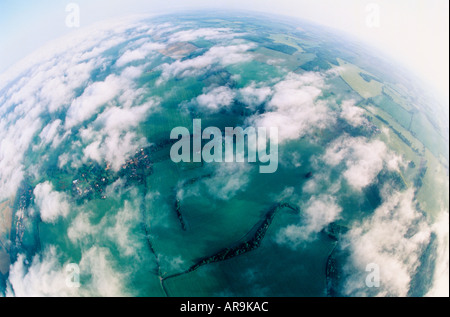 Luftbild von grünen Rasenflächen landwirtschaftliche verträumte fisheye Landschaft und verstreuten Strato Cumuluswolken fisheye Stockfoto