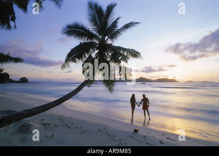 Zu zweit am Anse Severe auf La Digue Praslin Insel in Ferne bei Sonnenuntergang Stockfoto