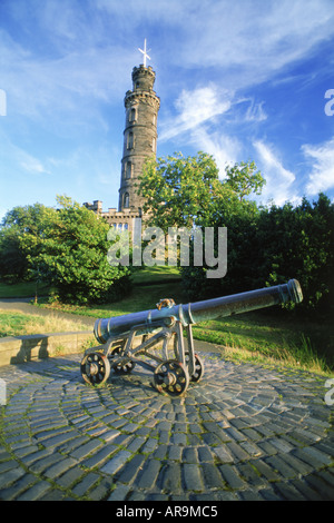 Alte Kanone und National National Monument auf dem Calton Hill in Edinburgh ist Denkmal für Schotten verloren in den napoleonischen Kriegen Stockfoto