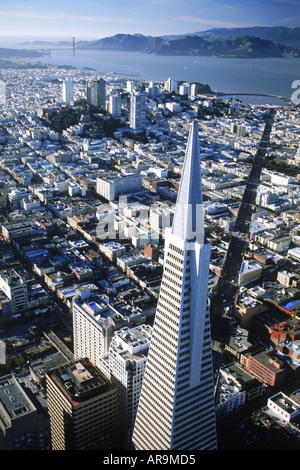 Luftaufnahme des Trans America Tower mit Golden Gate Bridge über die Bucht von San Francisco Stockfoto