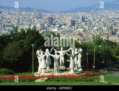 Sardana-Denkmal mit Skyline der Stadt darüber hinaus in Barcelona. Spanien. Stockfoto