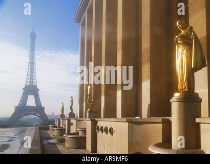 Blick auf gold Figuren und Eiffelturm von Chaillot Palast bei Sonnenaufgang in Paris Stockfoto