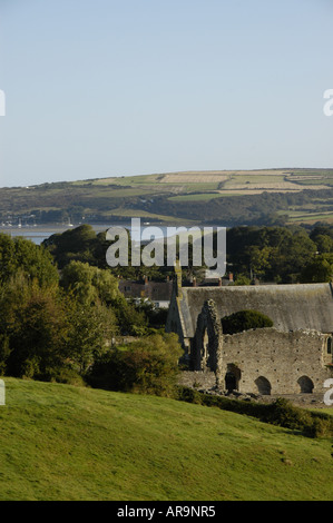 St. Dogmaels Abbey und Kirche mit der Teifi-Mündung über. Stockfoto