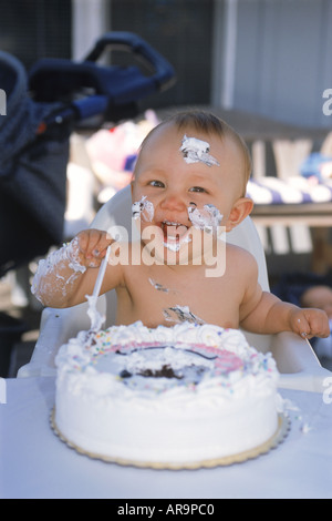 Baby Essen und tragen ein Jahr alt Geburtstagstorte Stockfoto