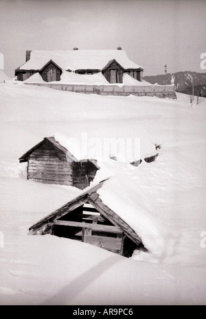 RAA72715 Häuser bedeckt mit Schnee, Gulmarg Jammu und Kaschmir Indien Stockfoto