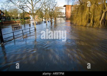 Die überfluteten Fluss Wey verschlingt einen Parkplatz und die Uferpromenade in Guildford Stadtzentrum entfernt. Guildford, Surrey, England. Stockfoto