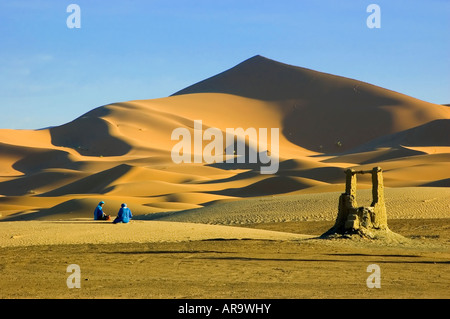 Berber zu zweit mit blauen Jellaba in der Nähe einen Brunnen in der trockenen Wüste Sahara Erg Chebbi Marokkos Stockfoto