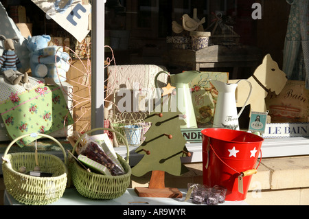 Roten Eimer mit weißen Sternen für den Verkauf in einem Schaufenster in Stroud Gloucestershire Stockfoto