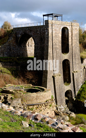 Balance Wasserturm errichtet im Jahre 1839 betrachtet über einen Hochofen bei Blaenafon Eisenhütte Gwent South Wales UK Stockfoto