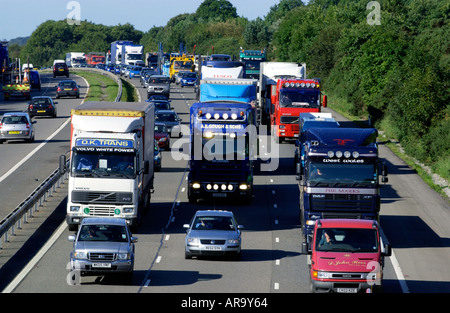 Schwerverkehr langsam bewegen auf der M4-Autobahn in South Wales UK Stockfoto