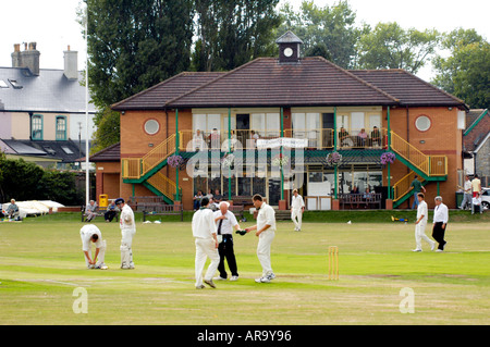 Spiel im Gange in Keynsham Cricket Club in der Nähe von Bristol England UK Stockfoto