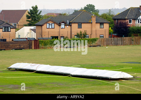 Erstreckt sich über das Wicket bei Spielen in Keynsham Cricket Club in der Nähe von Bristol England UK Regen Stockfoto