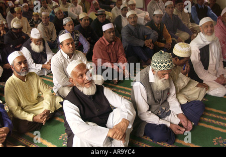 Muslimische Männer in der Schah Poran Bangladeshi Jame Moschee in Newport South Wales UK Stockfoto