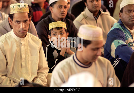 Muslimische Männer in der Schah Poran Bangladeshi Jame Moschee in Newport South Wales UK Stockfoto