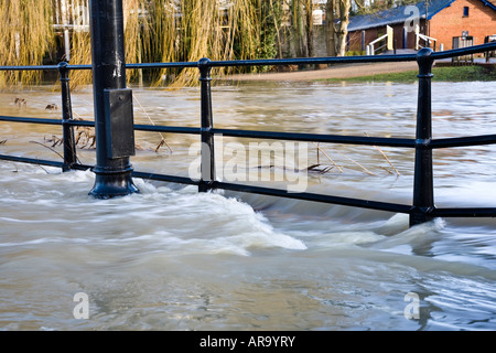 Die überfluteten Fluss Wey verschlingt eine Uferpromenade in Guildford Stadtzentrum Guildford, Surrey, England. Stockfoto