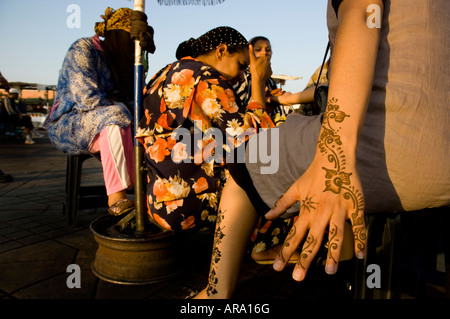 Eine Gruppe von marokkanischen Frauen machen arabesqued Tattoo Henna in Djemaa el Fna der wichtigsten Platz von Marrakesch in Marokko Stockfoto