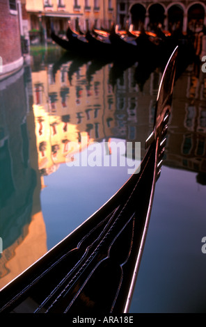 Venedig Gondola Bug und Reflexionen im Wasser des Basino Orseolo Venedig Italien Stockfoto