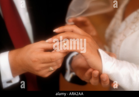 Hochzeit die Hände ringen formale weiße Hochzeit - Braut und Bräutigam den Austausch von Gold Trauringe im romantischen formale weiße Hochzeit Stockfoto
