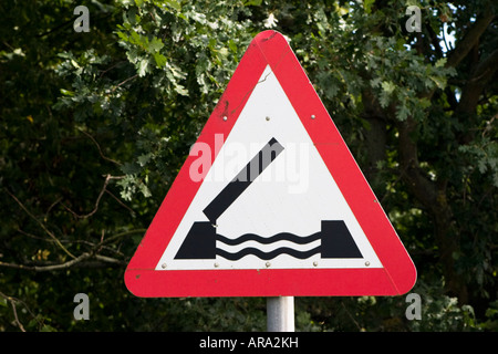 Vorsicht Swing Bridge vor Straßenschild Stockfoto