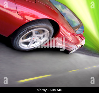 Corvette Geschwindigkeit zeigt, wie es auf der Straße mit unscharfen Hintergrund fährt Stockfoto