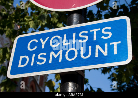 Radfahrer absteigen Straßenschild Stockfoto