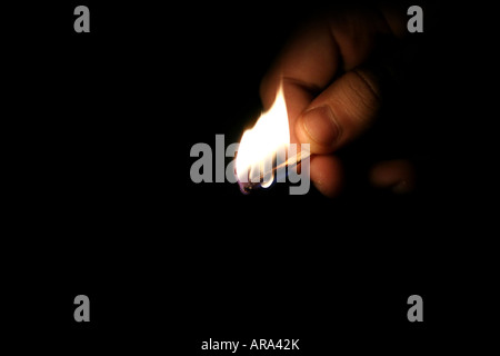 Feuerzeug in der Hand, isoliert auf schwarz Stockfoto