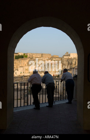 Silhouette von drei alte Männer in den sonnendurchfluteten Sassi di Matera in Sasso Barisano, Matera, Basilikata, Italien suchen Stockfoto