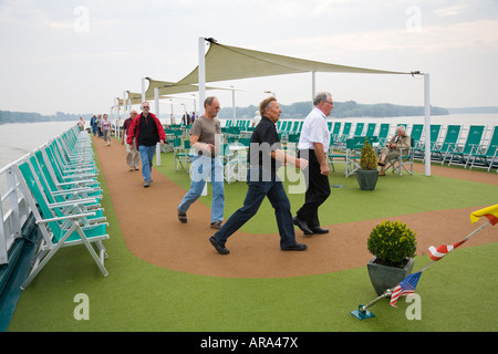 Passagiere, die zu Fuß auf dem Sonnendeck des Kreuzers "MS Amadeus Royal" Stockfoto