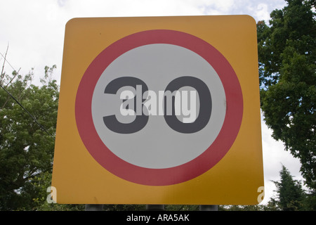 30 km/h Höchstgeschwindigkeit Straßenschild Stockfoto