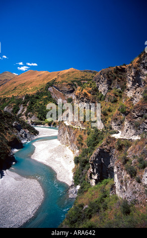 Shotover River und Straße in Skippers Canyon und Shotover River in der Nähe von Queenstown Neuseeland Südinsel Stockfoto