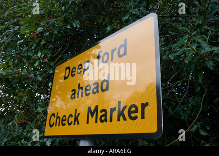 Tiefe Ford voraus Check Marker Straßenschild Stockfoto