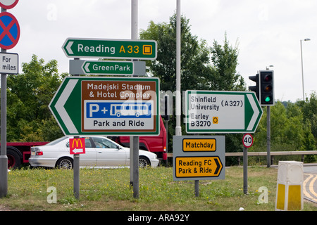 Gerichtete Wegweiser auf Kreuzung 11 der Autobahn M4 in Reading Berkshire zeigt Norden oben die A33 Stockfoto