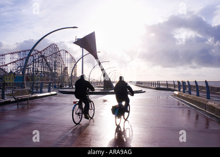 Blackpool England zwei Radfahrer vorbei schwenkbar Wind Schutz Skulptur Stockfoto