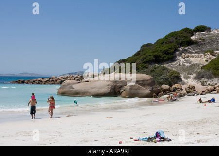 Schwimmer genießen Sie das klare blaue Wasser von Western Australia Stockfoto