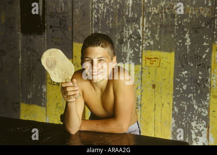 Kleiner Junge Ping Pong-Tischtennis spielen Stockfoto