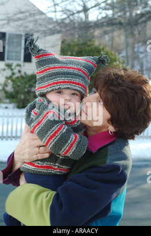 Großmutter und sechs 6 Monate alten Enkel stellen draußen im Schnee.  Melrose-Massachusetts, USA Stockfoto