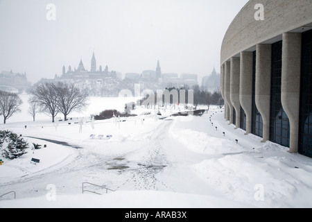 Winter-Schneesturm am Parlamentsgebäude, wie das Museum of Civilization in Ottawa zu sehen; Kanada Stockfoto