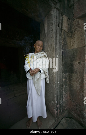 Nonne in weißes Gewand am Tempel Angkor wat Stockfoto