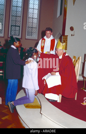 Pfingsten-St. Josephs Kirche England Bischof Heilungsgebet Kandidat Bestätigung an Pfingsten Stockfoto