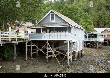 Graham Haus c1943 auf der Promenade gebaut auf Pfählen mit Frau bewundern die Aussicht Telegraph Cove Vancouver Island Kanada Stockfoto