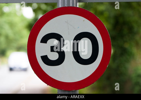 30 km/h Höchstgeschwindigkeit Straßenschild Stockfoto