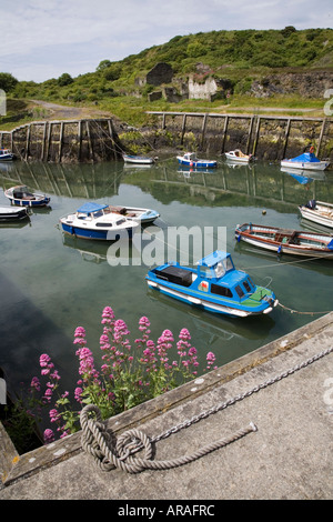 Boote im Hafen von Amlwc Anglesey Wales UK Stockfoto