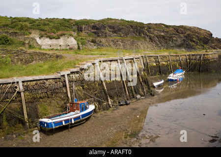 Boote im Hafen von Amlwc Anglesey Wales UK Stockfoto