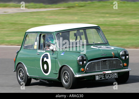 1964 Austin Mini Cooper S bei Goodwood Revival, Sussex, UK Stockfoto