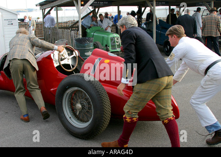 Geschäftiges Treiben Fahrerlager bei Goodwood Revival, Sussex, UK. Stockfoto