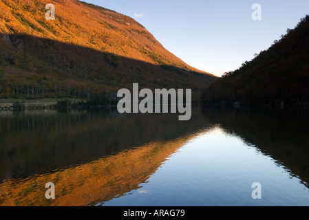 Profil-See im Herbst, Franconia Notch, New Hampshire Stockfoto