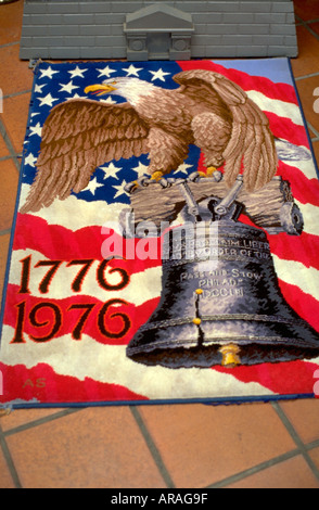 US-Flagge gemalt auf Teppich mit Liberty Bell und Weißkopfseeadler. Asian American Festival St. Paul Minnesota MN USA Stockfoto