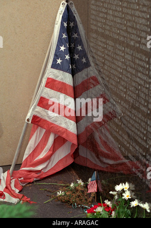 Minnesota Vietnam Veterans Memorial Wall Blumen und reflektierten US-Flagge am Memorial Day. Kapitol St. Paul Minnesota MN USA Stockfoto