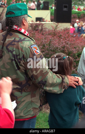 American Indian-Veteran und Enkelin Memorial-Day-Service zu beobachten. St Paul Minnesota MN USA Stockfoto