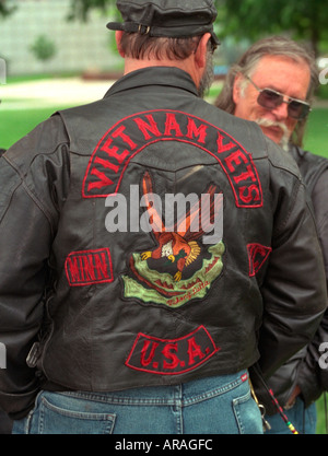 Vietnam veteran Alter 50 tragen Lederjacke mit Vietnam Tierärzte auf zurück am Memorial Day eingeschrieben. St Paul Minnesota MN USA Stockfoto